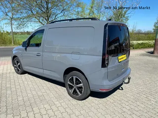 Używany VW Caddy 122 KM (89 kW) 2022 Szary Minivan