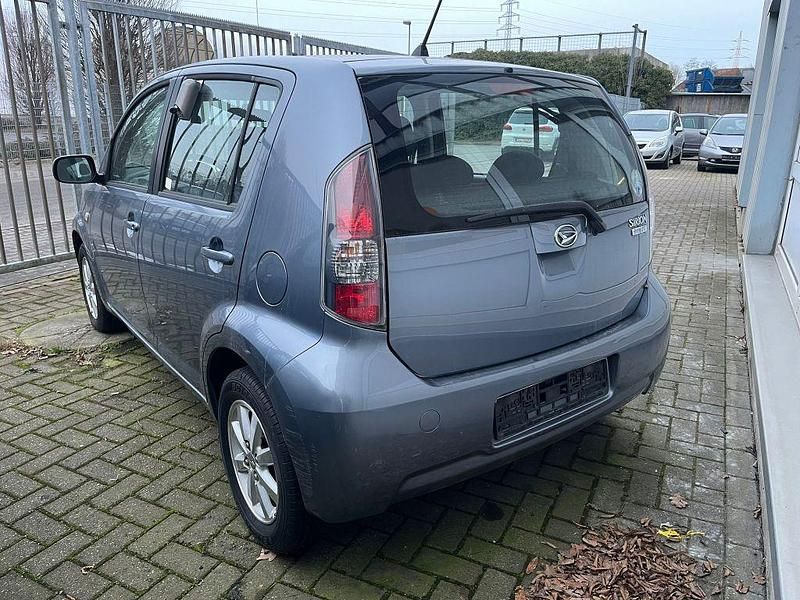 Gebraucht Daihatsu Sirion 91 PS (66 kW) 2010 Silber Kleinwagen