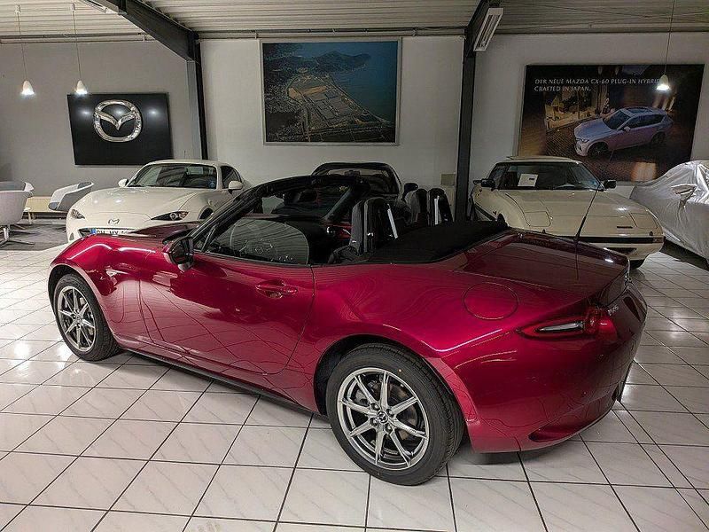 Neu Mazda MX5 Exclusive-Line 132 PS (97 kW) 2025 Soul red crystal m Cabrio