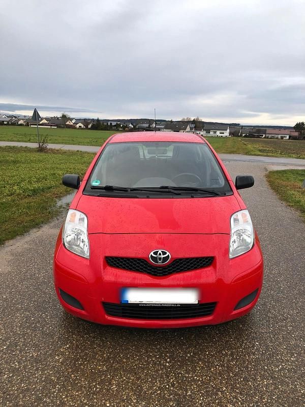 Rot Gebraucht 2009 Toyota Yaris Limousine | 2.300 € (Fairer Preis) - Bild 1/4