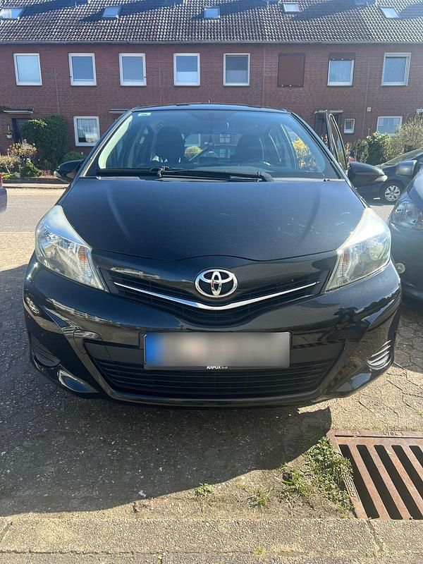 Gebraucht Toyota Yaris 69 PS (50 kW) 2014 Schwarz Kleinwagen