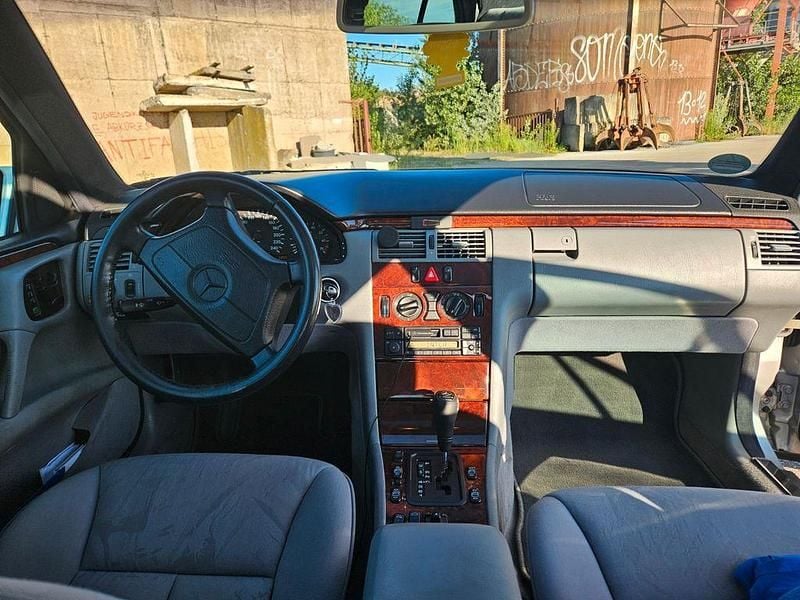 Gebraucht Mercedes 240 170 PS (125 kW) 1997 Silber Limousine