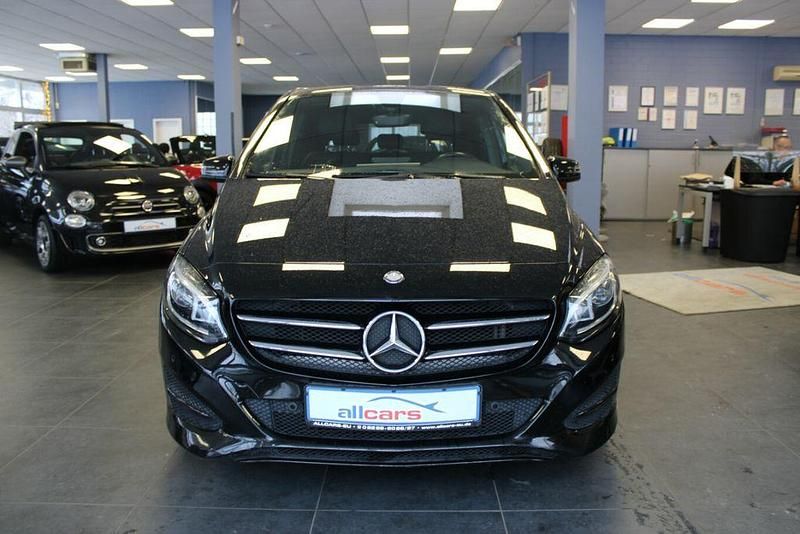 Gebraucht Mercedes B180 Urban 122 PS (89 kW) 2015 Kosmos black metallic Van / Kleinbus