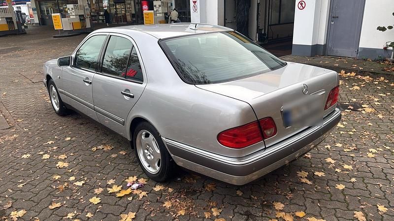 Gebraucht Mercedes E240 Elegance 170 PS (125 kW) 1999 Limousine