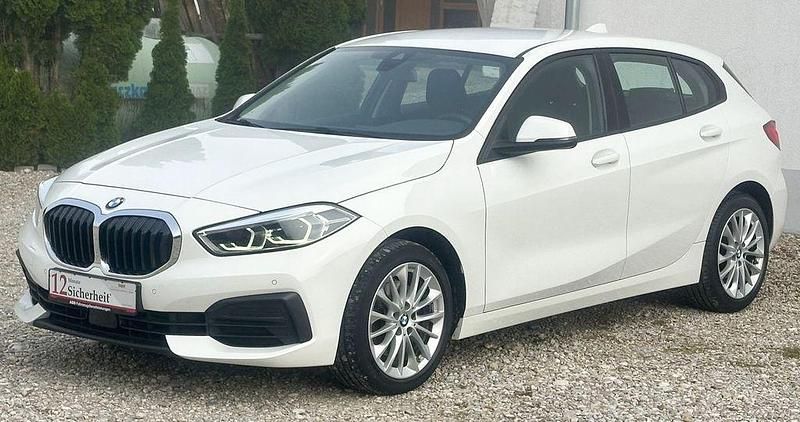 Weiß Gebraucht 2021 BMW 118 Advantage Kleinwagen | 19.499 € (Fairer Preis) - Bild 1/4