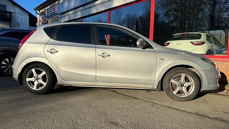 Gebraucht Hyundai i30 Comfort 109 PS (80 kW) 2009 Silber Limousine