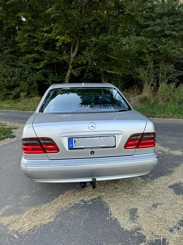 Second-hand Mercedes E270 169 CP (124 kW) 2001 Argintiu Berlinǎ