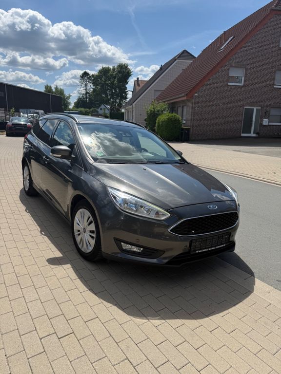 Grau Gebraucht 2016 Ford Focus Business Edition Limousine | 5.200 € (Guter Preis) - Bild 1/4