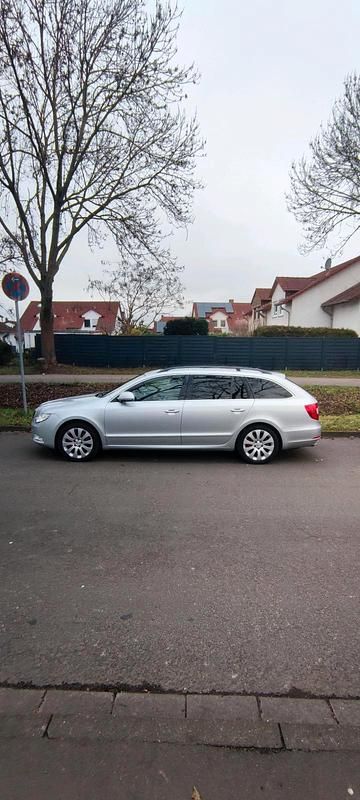 Silber Gebraucht 2012 Skoda Superb Kombi | 14.390 € - Bild 1/4