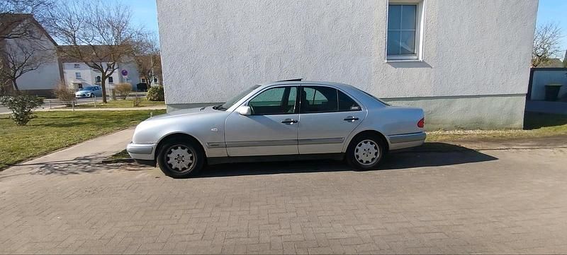 Gebraucht Mercedes E230 Elegance 1997 Silber Limousine