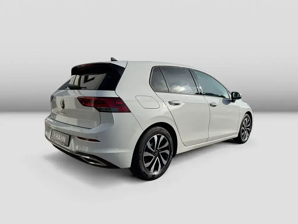 Używany VW Golf VIII Active 150 KM (110 kW) 2023 Biały Sedan/Limuzyna
