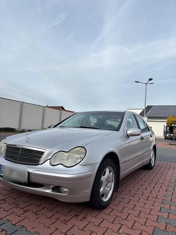 Silber Gebraucht 2003 Mercedes 220 Kombi | 2.950 € - Bild 1/4