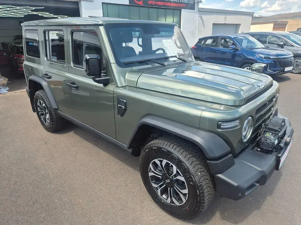 Neu BAW 212 166 PS (122 kW) 2026 Grün metallic SUV