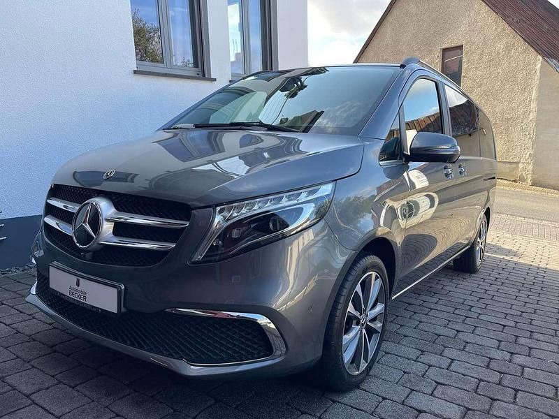 Selenitgrau Gebraucht 2022 Mercedes V300 Avantgarde Van / Kleinbus | 64.490 € (Etwas zu teuer) - Bild 1/4