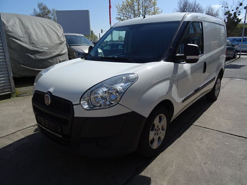 Weiß Gebraucht 2011 Fiat Doblò Van / Kleinbus | 4.980 € (Teuer) - Bild 1/4