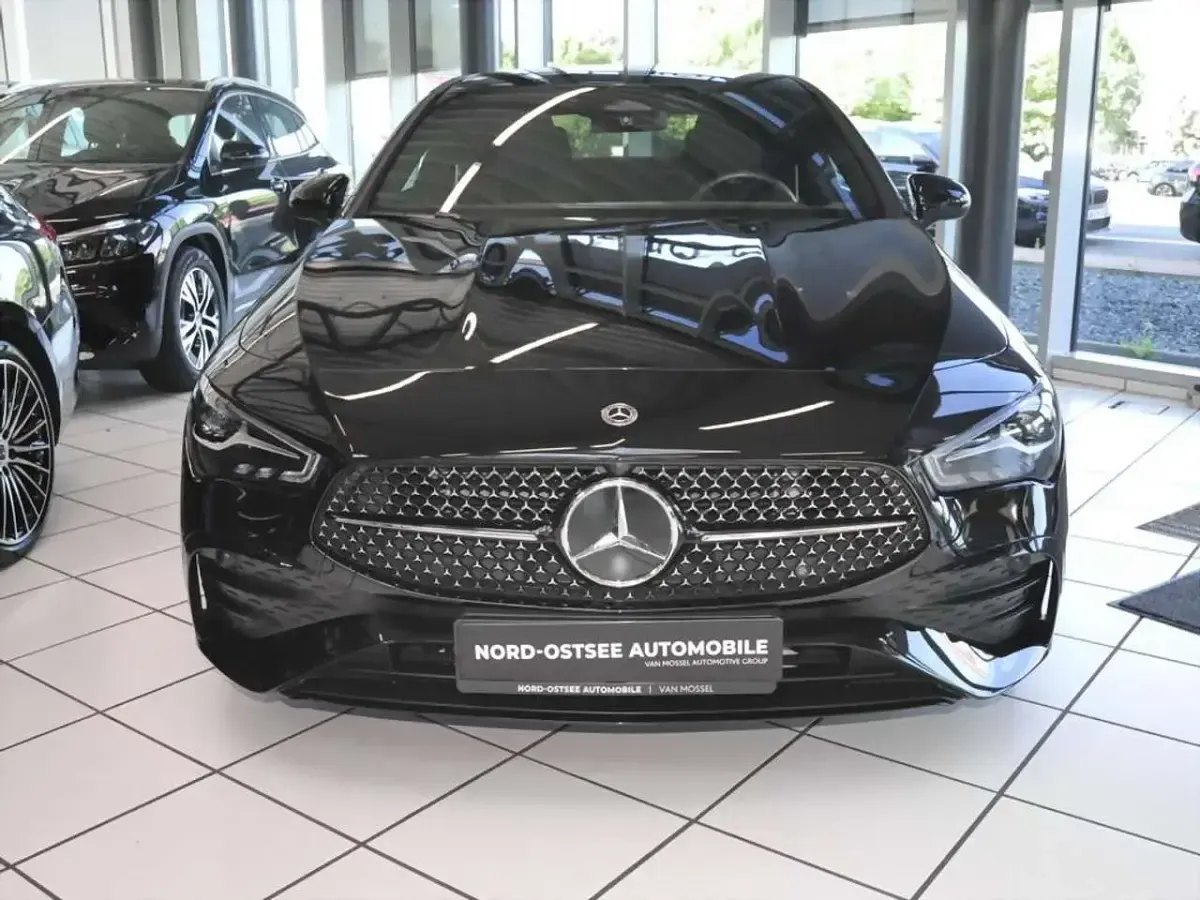 Gebraucht Mercedes CLA200 AMG 163 PS (119 kW) 2025 Kosmosschwarz metallic Coupé