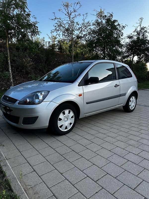 Silber Gebraucht 2007 Ford Fiesta Kleinwagen | 2.500 € - Bild 1/4