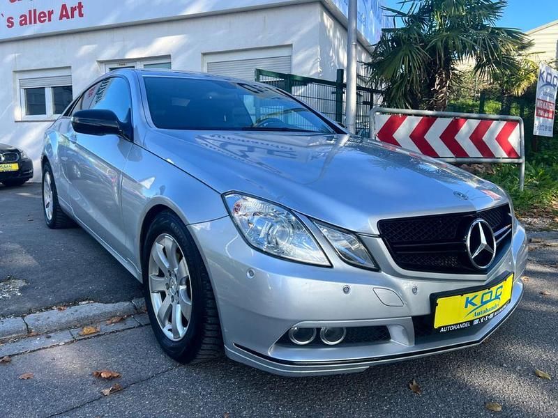 Silber Gebraucht 2009 Mercedes E250 Elegance Coupé | 6.900 € (Guter Preis) - Bild 1/4