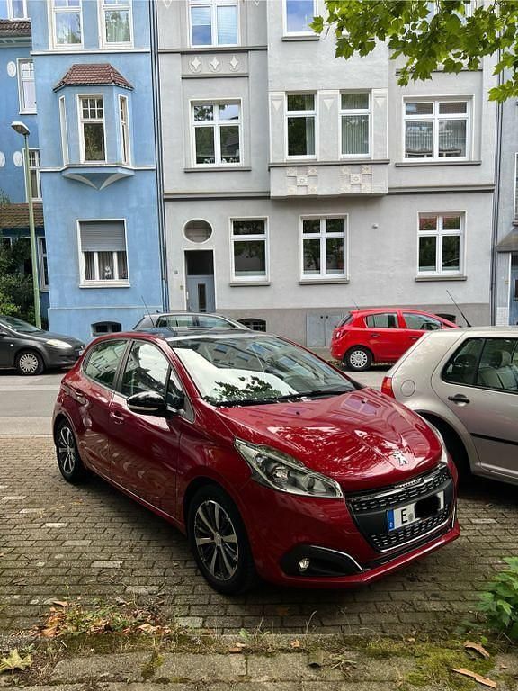 Rot Gebraucht 2017 Peugeot 208 Active Kleinwagen | 7.300 € (Fairer Preis) - Bild 1/4