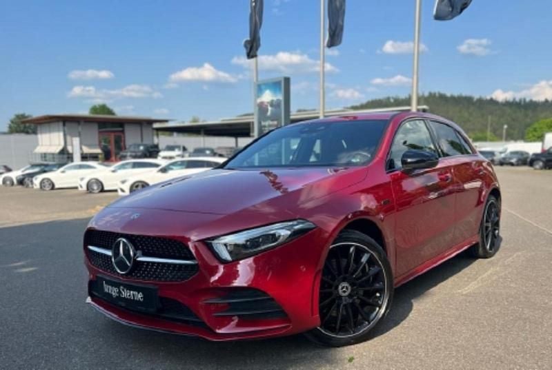 Rot Gebraucht 2020 Mercedes A250 AMG line Limousine | 25.600 € (Fairer Preis) - Bild 1/3