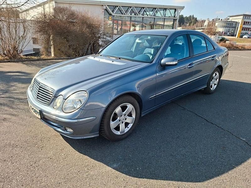 Gebraucht Mercedes E240 Avantgarde 177 PS (130 kW) 2003 Blau Limousine