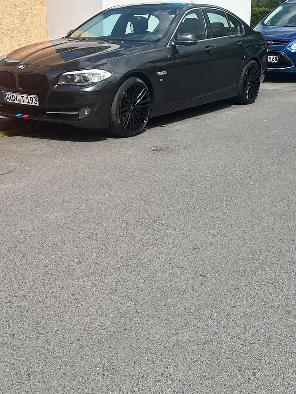 Grau Gebraucht 2011 BMW 523 Limousine | 10.000 € (Fairer Preis) - Bild 1/4