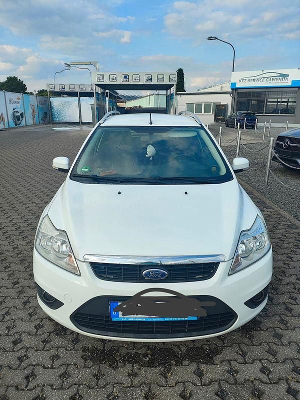Weiß Gebraucht 2010 Ford Focus Kombi | 2.500 € (Guter Preis) - Bild 1/4