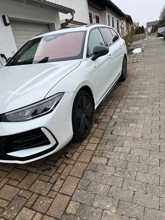 Weiß Gebraucht 2024 VW Passat R-line Kombi | 34.500 € (Superpreis) - Bild 1/4