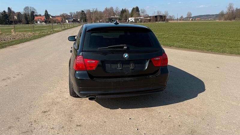 Gebraucht BMW 320 184 PS (135 kW) 2011 Schwarz Kombi