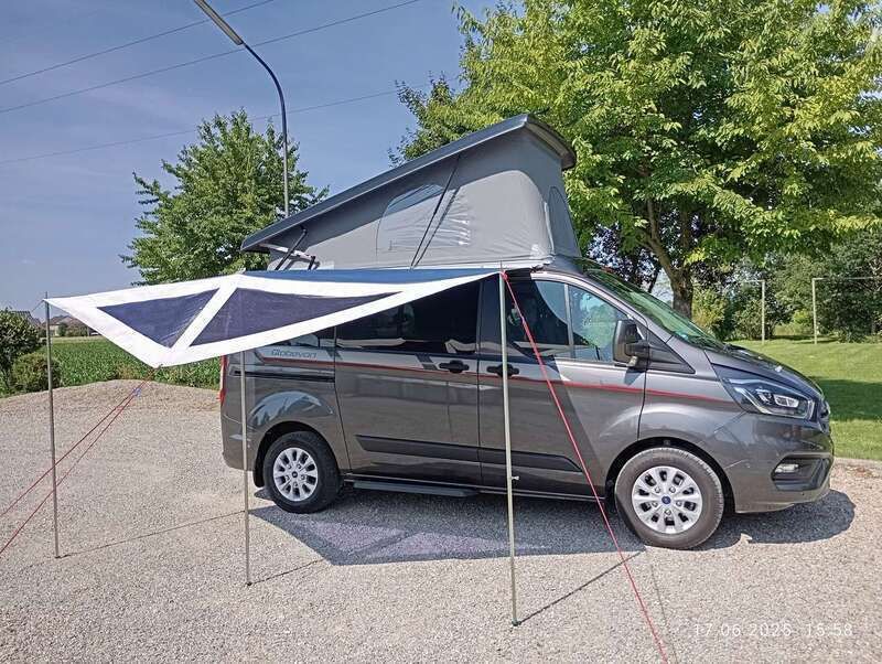Grau Gebraucht 2024 Ford Tourneo Custom Trend Van / Kleinbus | 45.900 € - Bild 1/4