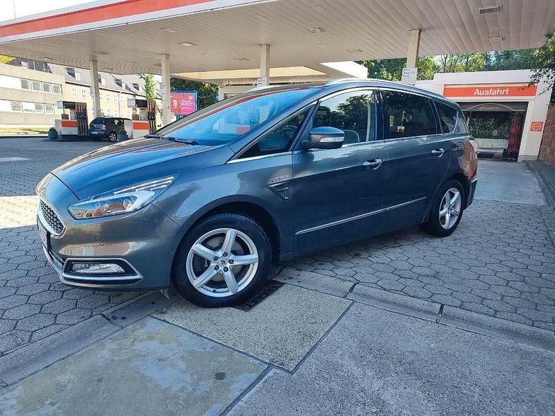 Grau Gebraucht 2017 Ford S-MAX Vignale Van / Kleinbus | 15.490 € (Fairer Preis) - Bild 1/4
