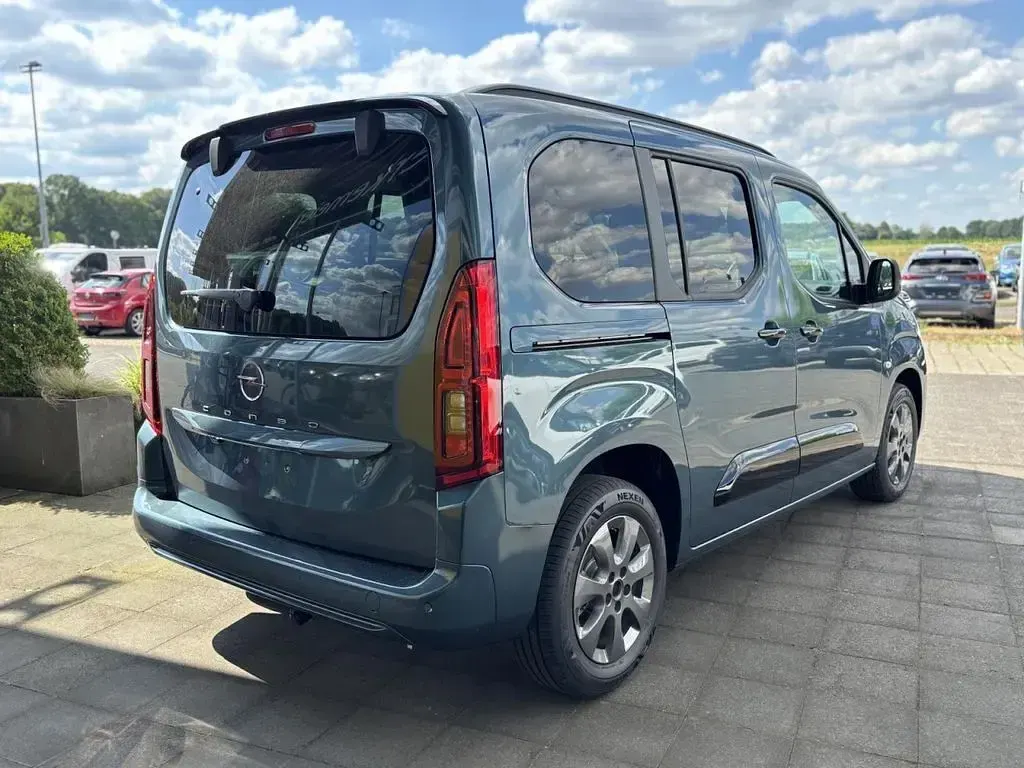 Neu Opel Combo Life 102 PS (75 kW) 2026 Blau Limousine