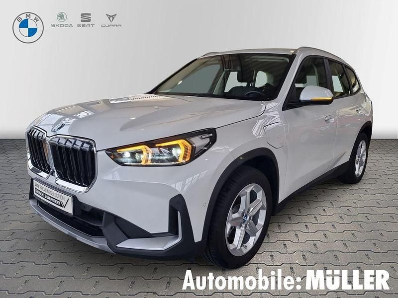 Weiss Gebraucht 2023 BMW X1 Performance SUV | 41.990 € (Fairer Preis) - Bild 1/4