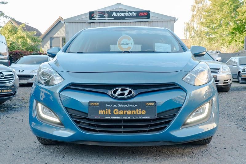 Blau Gebraucht 2012 Hyundai i30 Kleinwagen | 4.799 € (Fairer Preis) - Bild 1/4