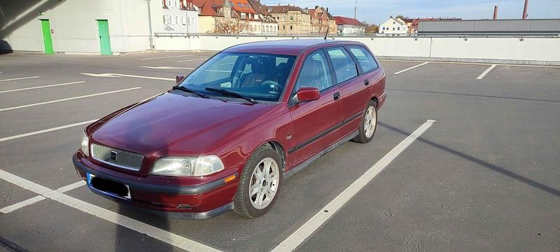 Gebraucht Volvo V40 115 PS (84 kW) 1998 Rot Kombi