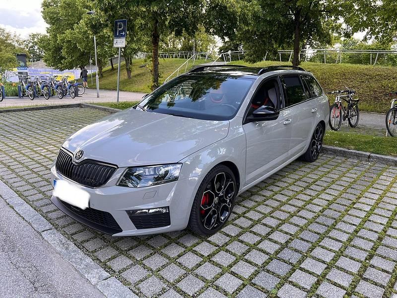 Grau Gebraucht 2015 Skoda Octavia RS Kombi | 16.800 € (Teuer) - Bild 1/4