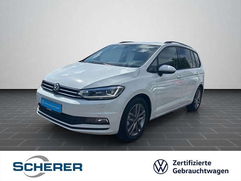 Pure white (metallic) Gebraucht 2025 VW Touran Van / Kleinbus | 34.180 € (Guter Preis) - Bild 1/4