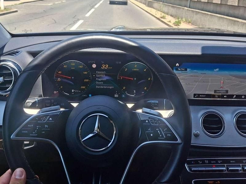 Blau Gebraucht 2023 Mercedes E200 Avantgarde Kombi | 37.000 € - Bild 1/4