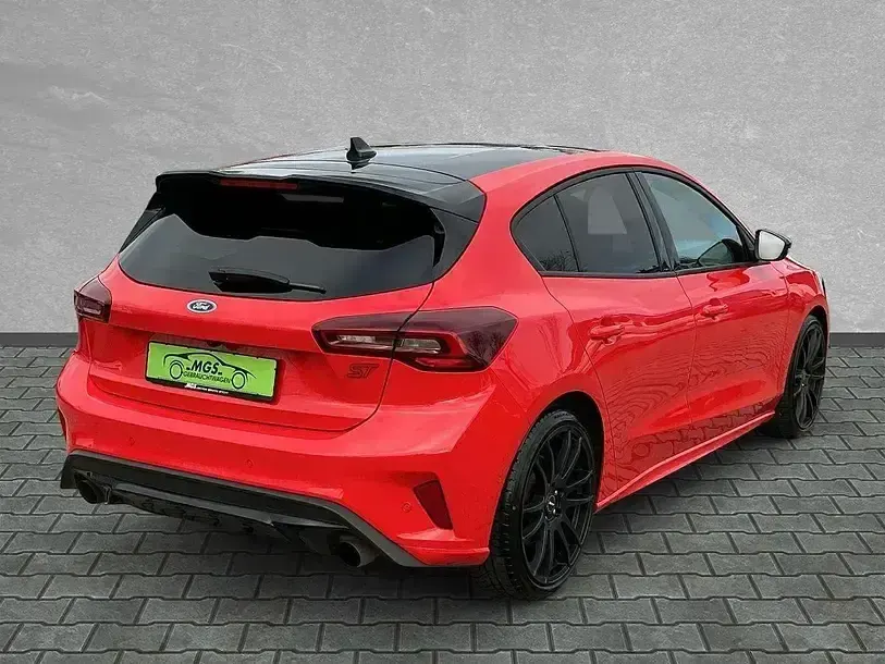Używany Ford Focus ST 280 KM (205 kW) 2024 Czerwony Sedan/Limuzyna