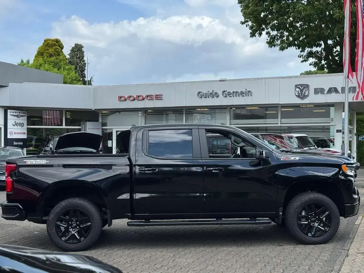 Neu Chevrolet Silverado LT 426 PS (313 kW) 2025 Schwarz SUV
