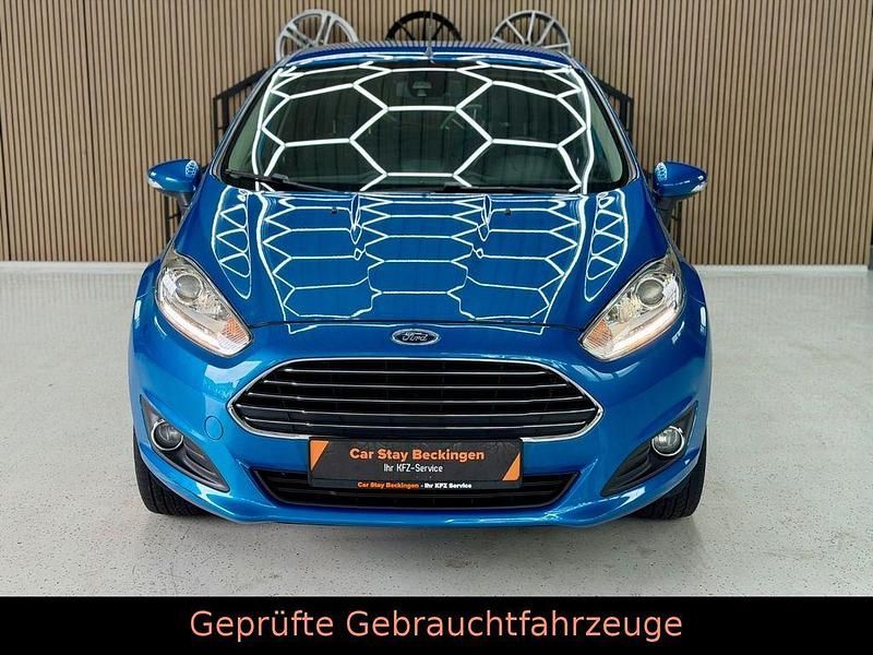 Gebraucht Ford Fiesta Titanium 80 PS (58 kW) 2013 Blau Kleinwagen