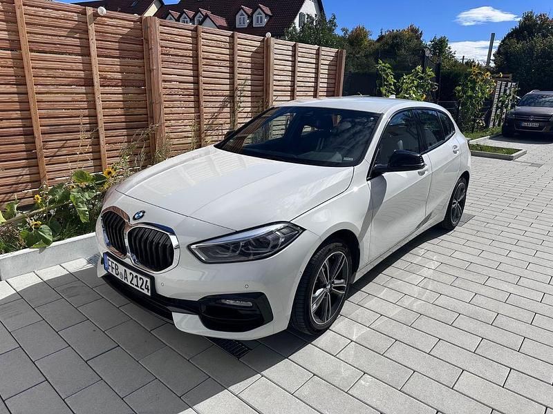 Weiß Gebraucht 2020 BMW 118 Sport Line Kleinwagen | 19.990 € (Fairer Preis) - Bild 1/4