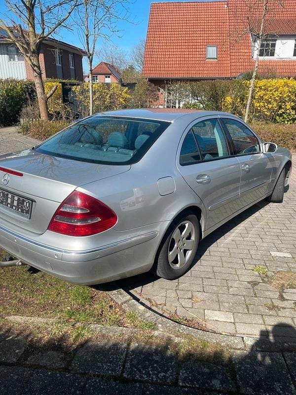 Gebraucht Mercedes E240 177 PS (130 kW) 2003 Silber Limousine