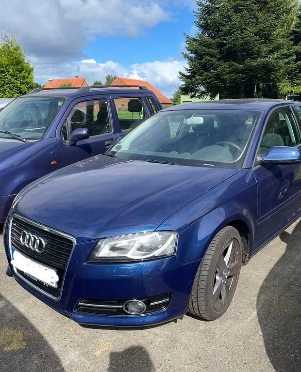 Blau Gebraucht 2011 Audi A3 Ambition Limousine | 8.990 € (Fairer Preis) - Bild 1/4