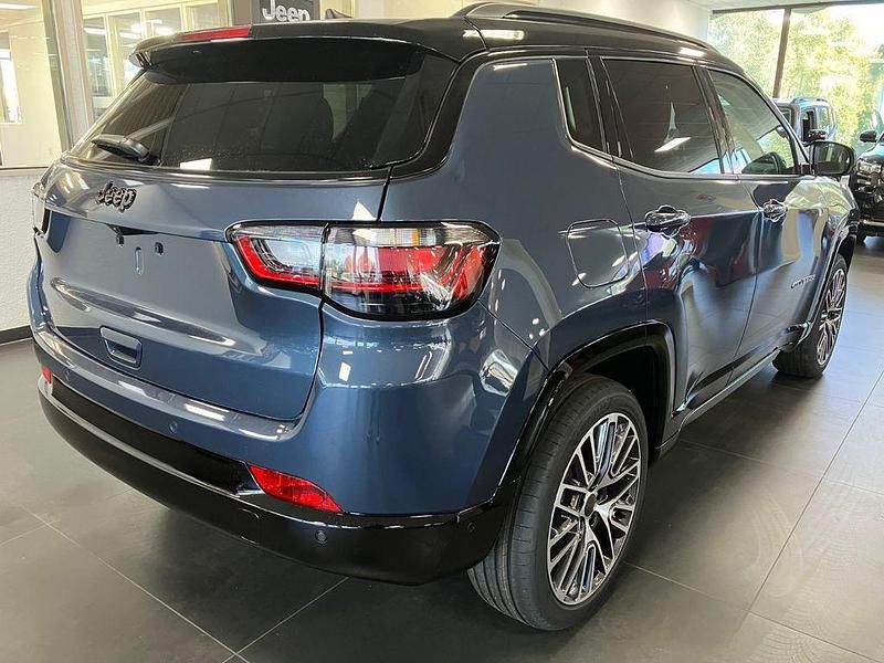 Neu Jeep Compass Summit 131 PS (96 kW) 2025 Grün SUV