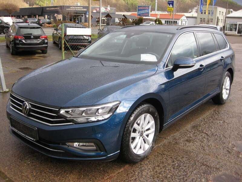 Aquamarinblau metallic (metallic) Gebraucht 2021 VW Passat Kombi | 20.900 € (Guter Preis) - Bild 1/4