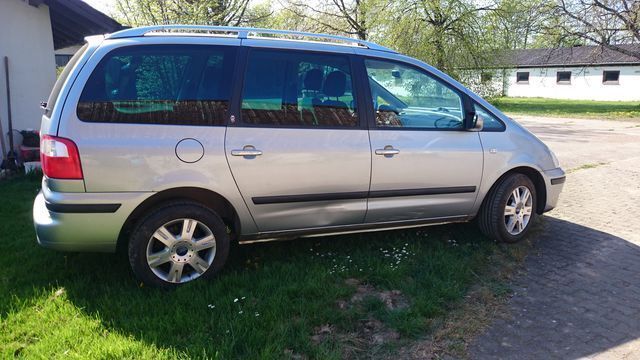 Gebraucht Ford Galaxy Ghia 156 PS (114 kW) 2005 Silber metallic Van / Kleinbus