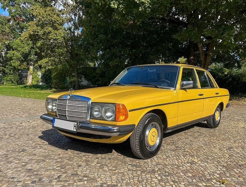 Gebraucht Mercedes 240 88 PS (64 kW) 1978 Gelb Limousine