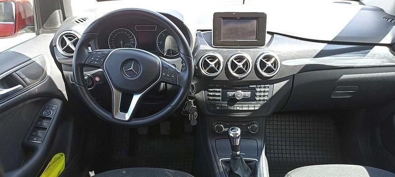 Gebraucht Mercedes B180 109 PS (80 kW) 2013 Rot Van / Kleinbus