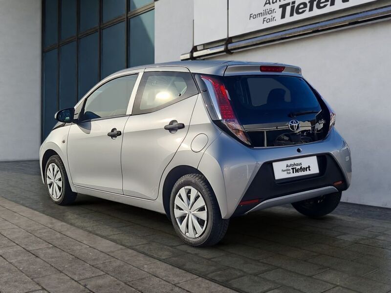 Gebraucht Toyota Aygo Business Edition 69 PS (50 kW) 2016 Merlansilber mica metallic (metallic) Kleinwagen